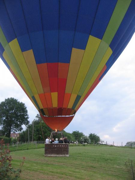 Quoi de plus naturel qu'une mongolfi&egrave;re qui se pose dans son jardin ?